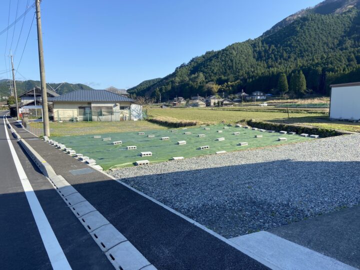 工事整地後の防草シートはり
