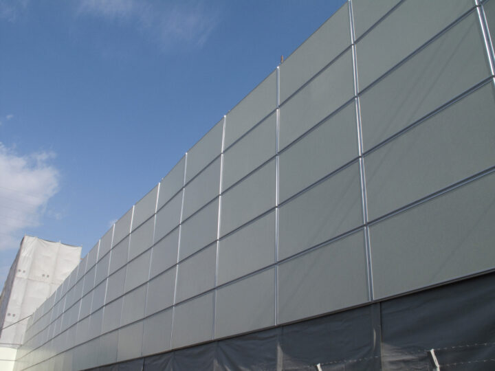 ビル解体工事現場の防音防塵パネル