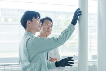 排水管の点検をする作業員