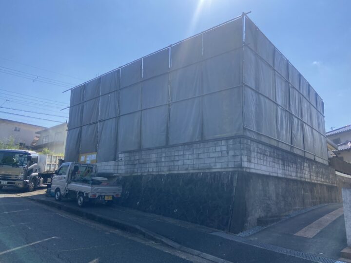 解体工事現場の防音防塵パネル